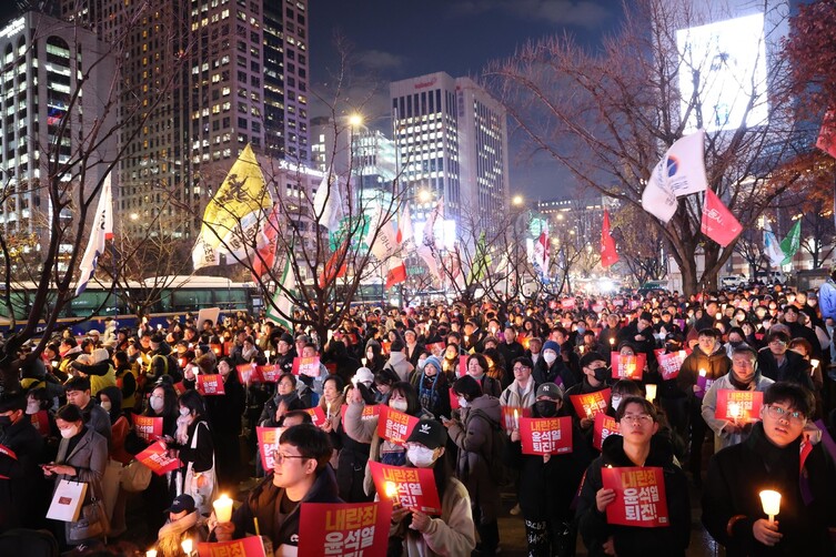 시민단체와 민주노총 등 시민들이 5일 저녁 서울 종로구 동화면세점 앞에서 연 ‘내란죄 윤석열 퇴진! 국민주권 실현! 사회 대개혁! 퇴진광장을 열자! 시민 촛불’ 집회에서 시민들이 촛불을 들고 윤석열 대통령 퇴진과 내란죄 체포 등을 촉구하고 있다. 김봉규 선임기자 bong9@hani.co.kr