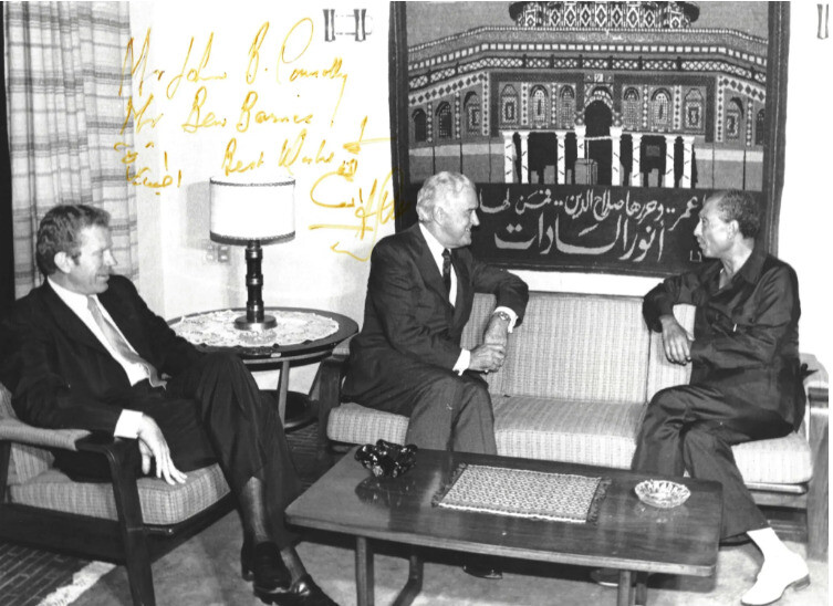 존 코널리(가운데)와 벤 반스가 1980년 7월 이집트에서 안와르 사다트 당시 이집트 대통령을 만나고 있다. 코널리 일행은 당시 중동 국가를 순방해 지도자들을 만나서 당시 테헤란 주재 미국 대사관 인질들을 대선 뒤로 석방하면 로널드 레이건이 대통령에 당선된 뒤 더 좋은 조건을 제시할 것이라는 메시지를 전달했다. 벤 반스 소장 자료 사진/&lt;뉴욕타임스&gt; 누리집 갈무리