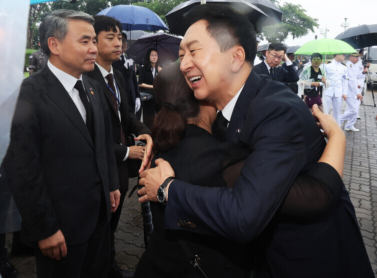 Kim Gi-hyeon, the leader of the ruling People Power Party, greets bereaved families at an event marking South Korea’s victory in the Second Battle of Yeonpyeong held in Pyeongtaek on June 29. (Yonhap)