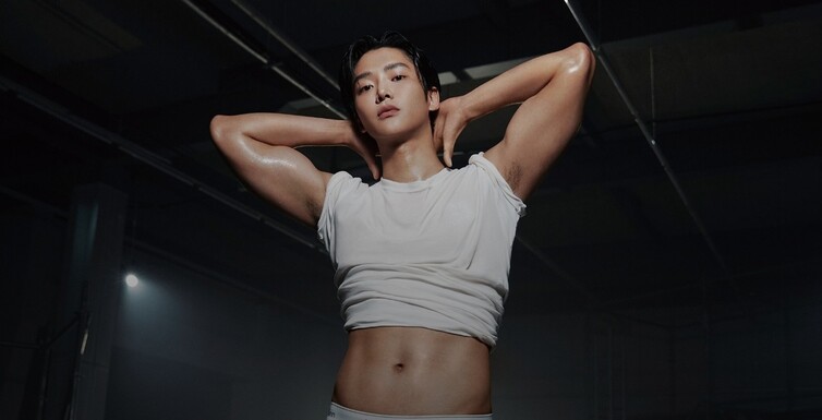 캘빈클라인이 최근 공개한 보이그룹 SF9 출신 배우 로운의 자사 속옷 화보 일부. 캘빈클라인 누리집 갈무리