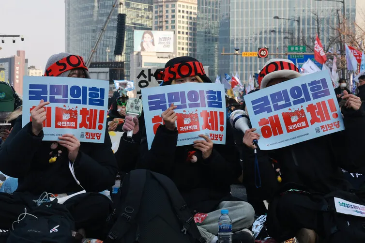 1일 오후 서울 종로구 경복궁 일대에서 열린 ‘윤석열 즉각 퇴진! 사회대개혁! 9차 범시민대행진’에 참석한 시민들이 손팻말을 들고 있다. 김혜윤 기자 unique@hani.co.kr