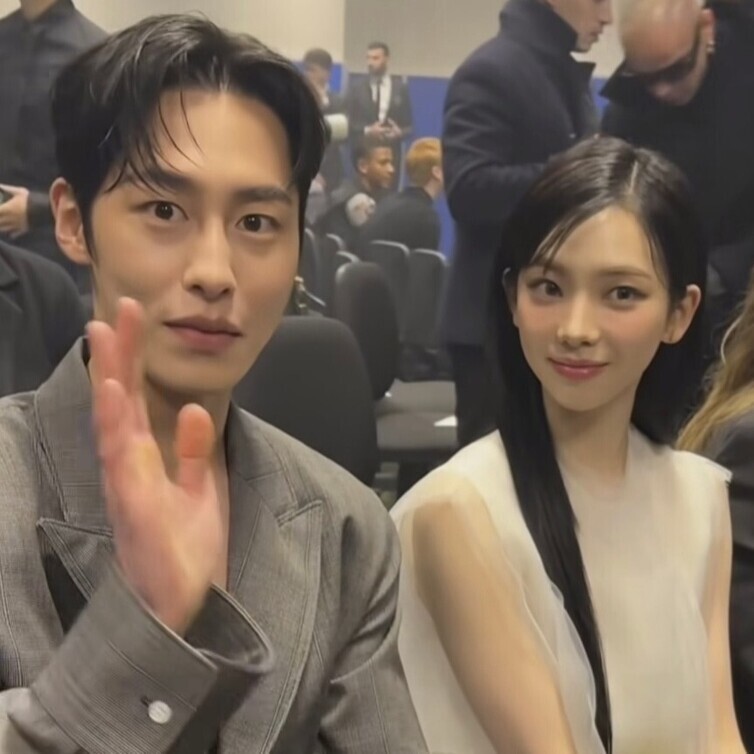 카리나(오른쪽)와 배우 이재욱이 2024년 1월 명품 브랜드 패션쇼에 함께 참석한 모습. 유튜브 갈무리