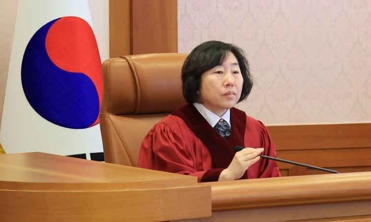 2025년 2월24일 서울 종로구 헌법재판소 소심판정에서 열린 박성재 법무부 장관 탄핵 심판 첫 변론준비기일에 수명재판관인 정계선(왼쪽)·이미선 재판관이 입장해 있다. 연합뉴스