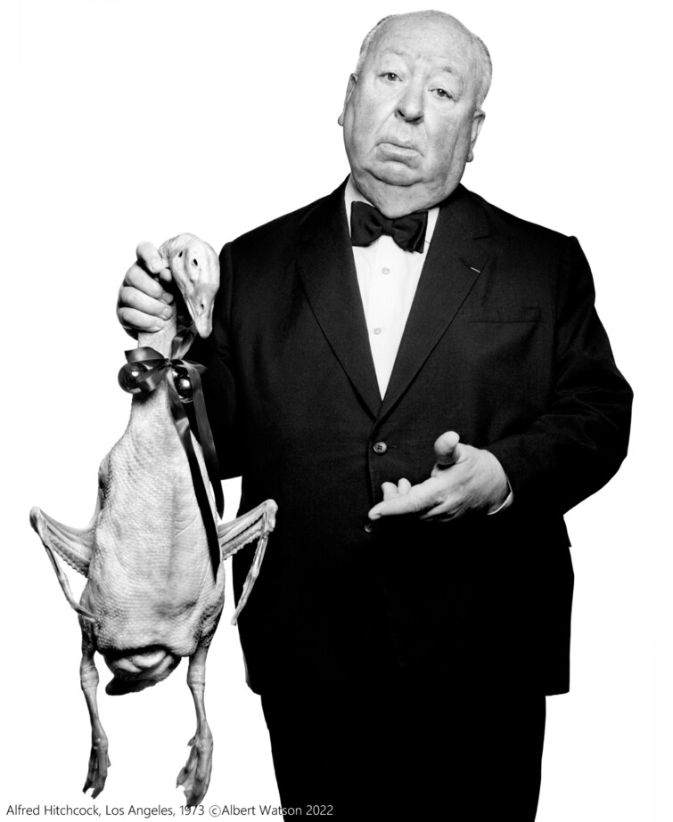 1973년 알버트 왓슨이 찍은 영화 거장 앨프리드 히치콕. 도살된 채 털이 벗겨진 오리를 든 채 난처한 표정을 짓고 있는 히치콕의 사진은 말년 그의 면모를 상징하는 주요 이미지가 됐다. 작가 제공