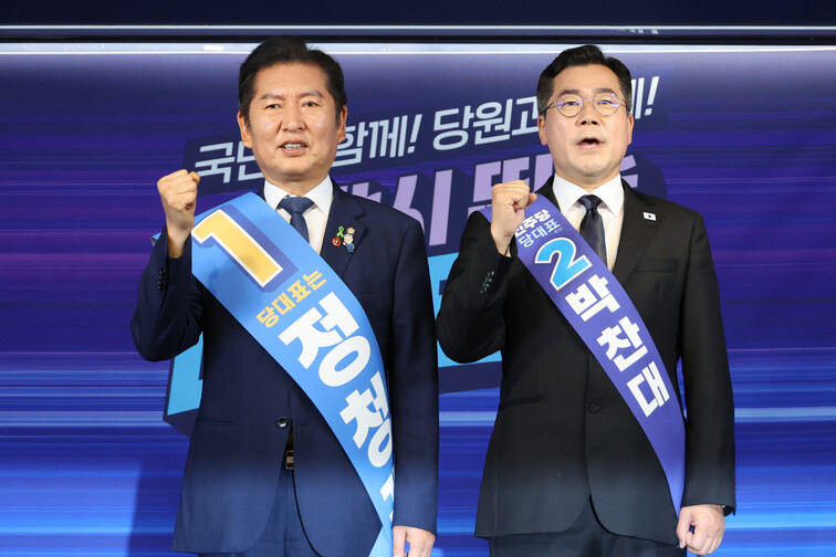 정청래·박찬대(오른쪽) 더불어민주당 당대표 후보가 2025년 7월20일 서울 여의도 당사에서 열린 8·2 전당대회 순회 경선 영남권 합동연설회에서 파이팅을 외치며 기념사진을 찍고 있다. 연합뉴스