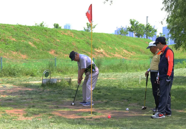 폐지 위기 장애인 파크골프 프로그램...인권위, 조정으로 유지 - 뉴스 썸네일 이미지
