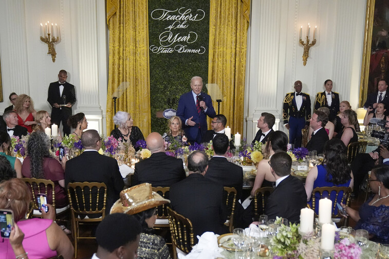 조 바이든 미국 대통령이 2일(현지시각) 백악관에서 열린 전국 교사 모임 행사에 참여해 연설하고 있다. 워싱턴/AP 연합뉴스