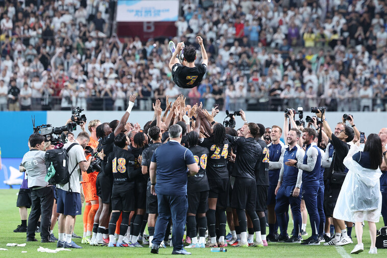 Son Heung -min (Tottenham Hotspur) is receiving a rinse of his colleagues after playing the last game as a Tottenham and Newcastle United friendly match at the Seoul World Cup Stadium on the 3rd. Yonhap News