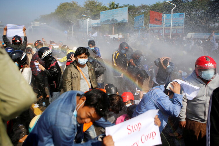 미얀마 시위 참가자, 탄환 맞고 중태…경찰, 시위대에 경고 사격