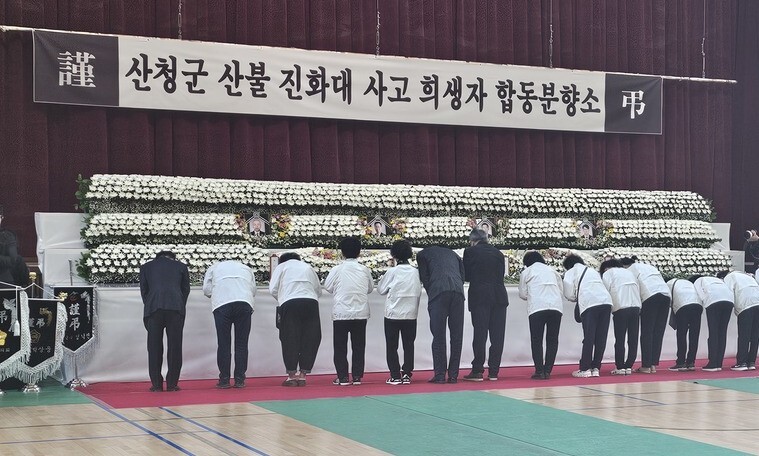 24일 경남 창녕군 창녕읍 창녕군민체육관에 마련된 ‘산청군 산불진화대 사고 희생자 합동분향소’에 추모객의 발길이 이어지고 있다. 김영동 기자