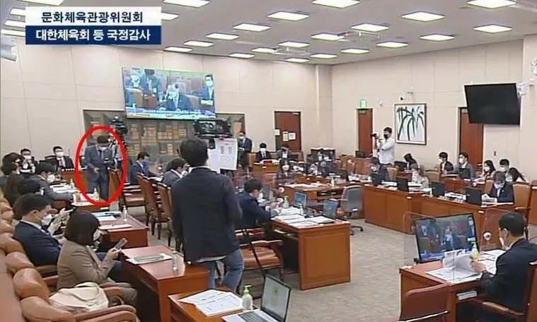 김승원 ‘국감 중 통화 영상’ 보니 들락날락…“비루한 청탁 현행범”