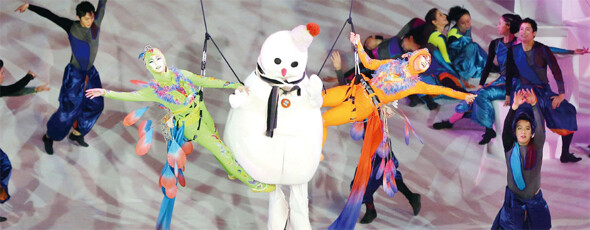 2013년 1월29일 강원 평창군 용평돔에서 열린 2013 평창겨울스페셜올림픽 개막식에서 ‘눈사람의 꿈’이란 주제로 개막공연이 펼쳐지고 있다. 평창/김봉규 기자
