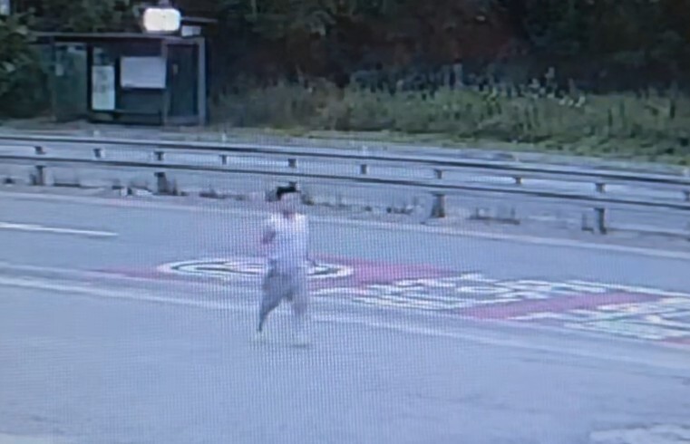 충남 천안의 한 교회에서 살다가 숨진 배아무개군(11)이 지난 7월29일께 교회를 탈출해 차도 옆을 홀로 뛰어가고 있다. CCTV 영상 갈무리