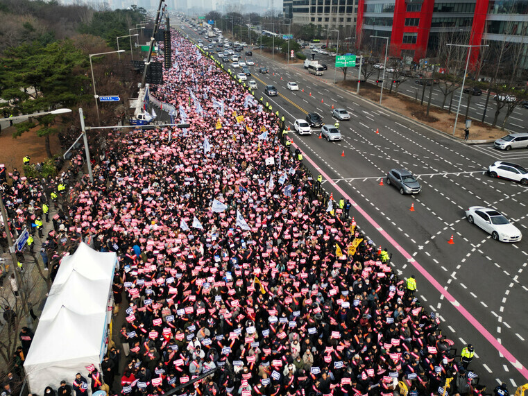 Doctors protesting the government’s plan to increase the medical school admission cap crowd the streets in Seoul’s Yeouido District on March 3 during a mass rally that the Korean Medical Association says was attended by over 30,000. (Kim Young-won/The Hankyoreh)