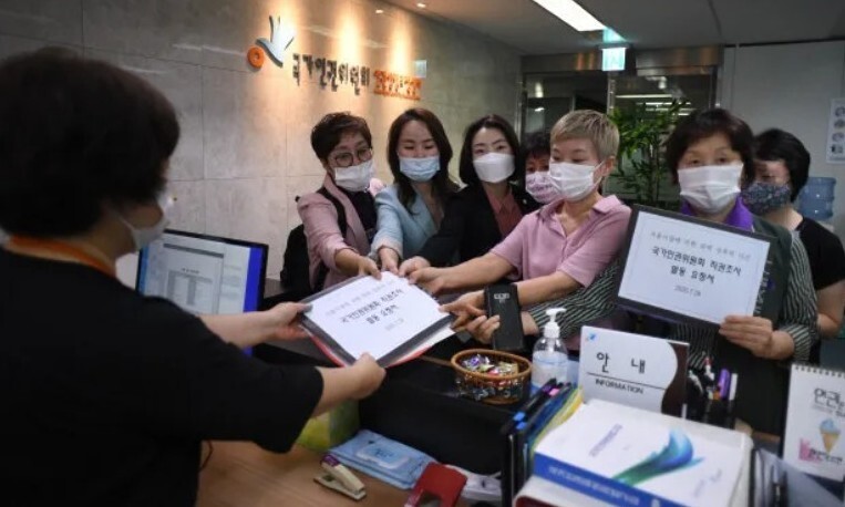김재련 법무법인 온세상 대표 변호사 등 여성단체 회원들이 지난 2020년 7월 서울 중구 국가인권위원회에서 박원순 전 서울시장의 성추행 의혹 관련 인권위 직권조사 촉구 요청서를 제출하고 있다. 공동취재사진