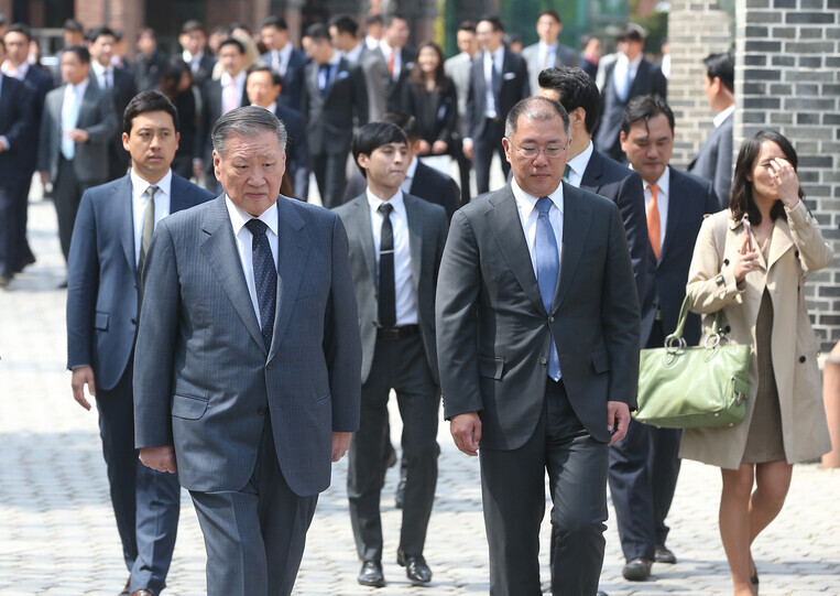 Former Hyundai Motor Group Chairman Chung Mong-koo (left) and his son and current Chairman Chung Eui-sun on their way to a marriage ceremony at Myeongdong Cathedral in Seoul on Apr. 15, 2016. (Yonhap News)