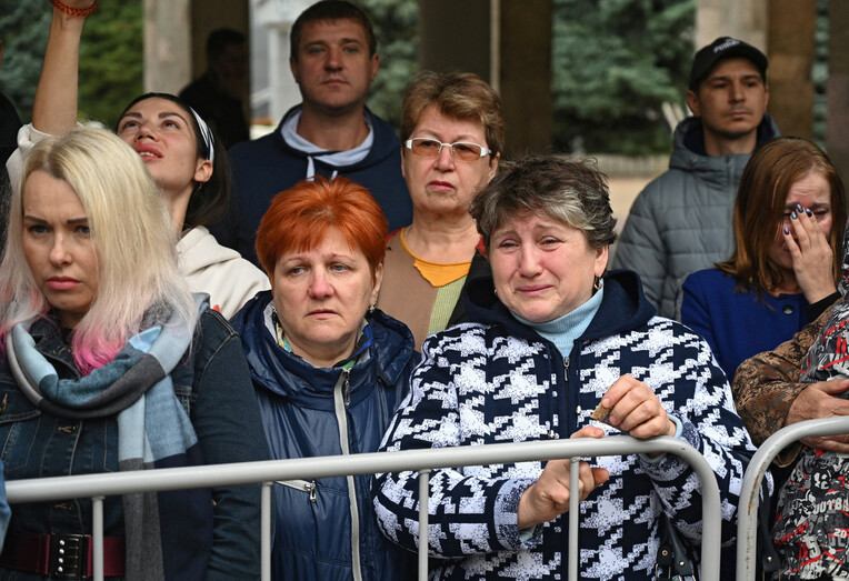 26일(현지시각) 러시아 로스토프주의 바타이스크에 있는 군부대에서 예비역 남성이 징집되고 있는 가운데, 이들의 친인척으로 보이는 여성이 눈물을 흘리고 있다. 로이터 연합뉴스