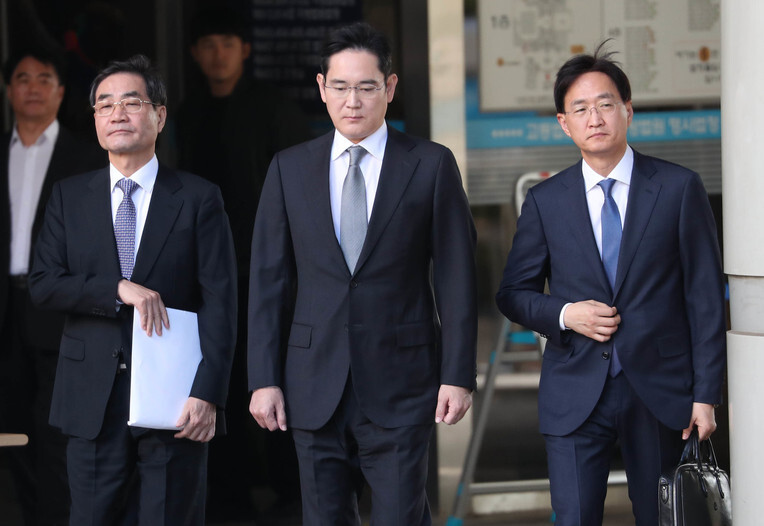 Samsung Electronics Chairman Lee Jae-yong after his corruption trial at Seoul High Court on Nov. 25. (Park Jong-shik, staff photographer)