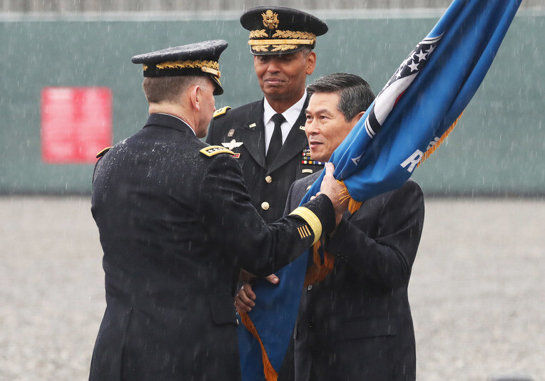South Korean Defense Minister Jeong Kyeong-doo hands over the ROK-US Combined Forces Command flag to Robert Abrams