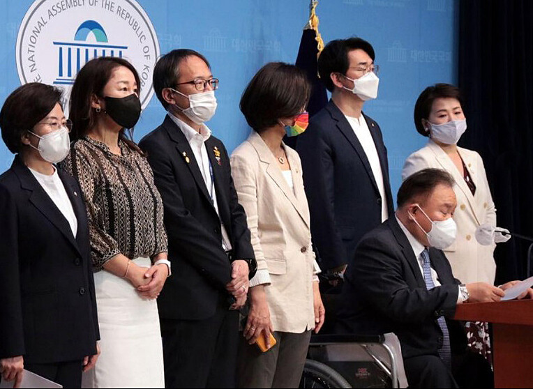 2021년 6월16일 이상민 더불어민주당 의원이 서울 여의도 국회 소통관 기자회견장에서 동료 의원들과 함께 평등법 발의 기자회견을 하고 있다. 박주민 의원 페이스북 갈무리
