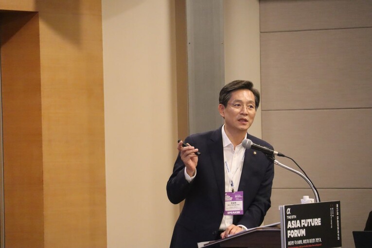 제15회 아시아미래포럼 ‘기로에 선 지역, 위기를 기회로’ 세션에서 발표하는 우승희 전남 영암군수.