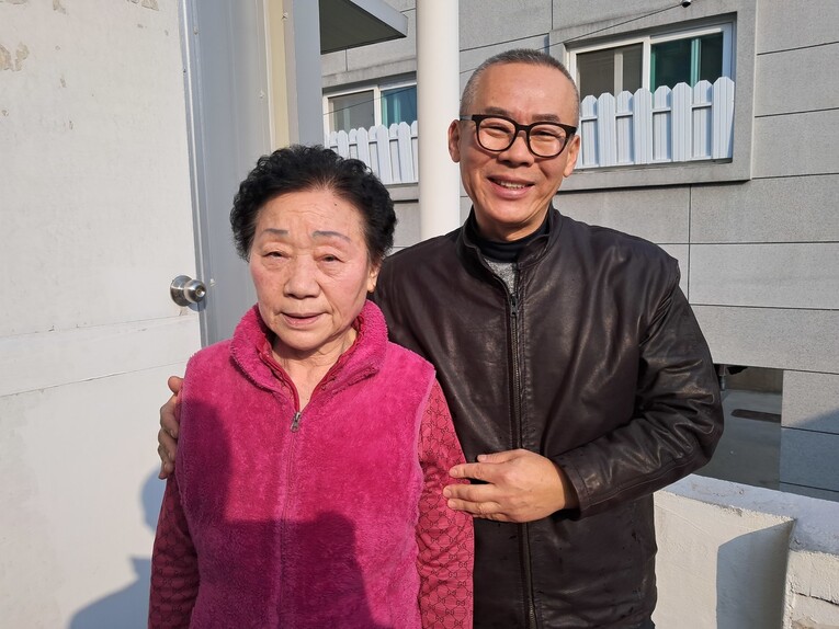 지난 2월15일 광주시 서구 쌍촌동 자택에서 한겨레와 만난 박영희·김도환 모자가 인터뷰를 마친 뒤 포즈를 취하고 있다. 고경태 기자