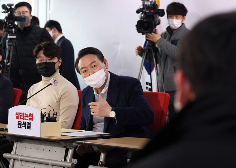 Yoon Suk-yeol, presidential candidate for the conservative People Power Party, speaks during a roundtable with young campaign aides at the party’s headquarters in Yeouido, Seoul. (pool photo)
