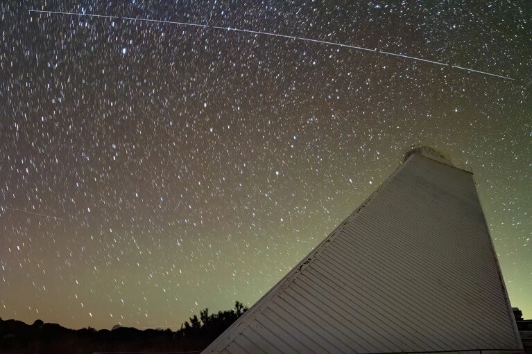 미 애리조나주의 한 천문대에서 찍은 블루워커 3호 위성의 궤적. 네이처에서 인용