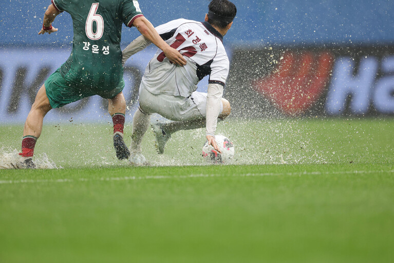 대전하나시티즌과 광주 FC가 18일 대전월드컵경기장에서 열린 2026 K리그1 정규리그에서 우중 난타전을 펼치고 있다. 한국프로축구연맹 제공