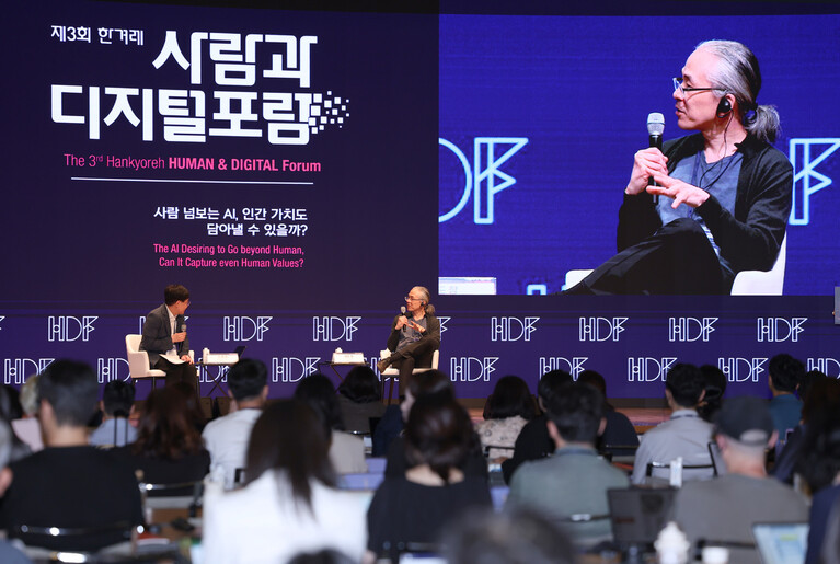 제3회 한겨레 사람과디지털포럼이 12일 오전 서울 중구 대한상공회의소 국제회의장에서 열려 테드 창 작가(오른쪽)와 김범준 성균관대학교 교수가 대담을 나누고 있다. 김영원 기자 forever@hani.co.kr