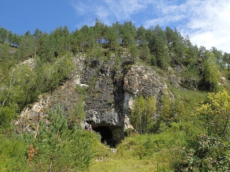 사슴 이빨 장신구가 발견된 시베리아의 데니소바 동굴 입구. 막스플랑크연구소 제공