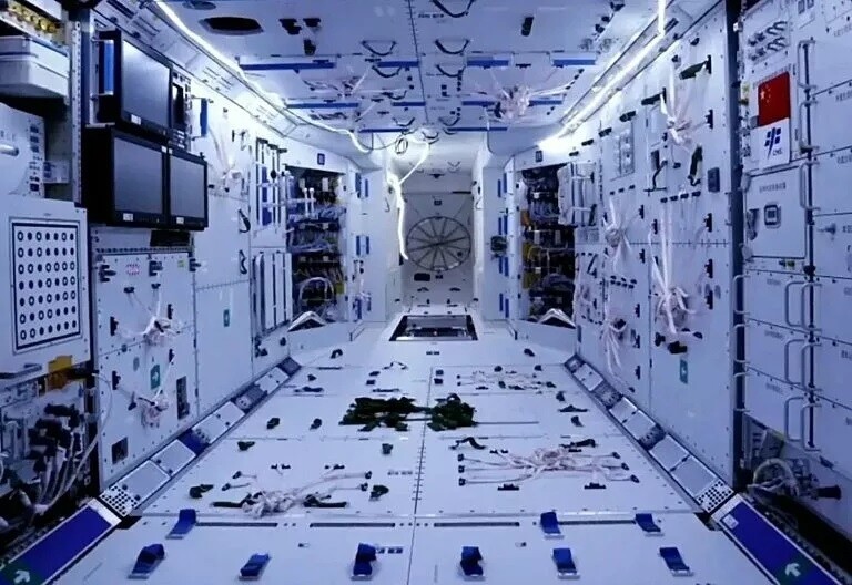 중국 우주정거장 톈궁의 중심 모듈인 톈허 내부. 중국유인우주국 제공