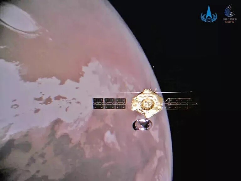 화성의 북극 상공을 날고 있는 중국의 톈원 1호 궤도선. 우주선에서 소형 카메라를 방출해 촬영한 사진이다. 중국국가항천국(CNSA) 제공