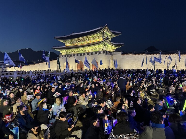 21일 시민단체 ‘윤석열즉각퇴진·사회대개혁 비상행동’(비상행동)이 연 13번째 ‘내란수괴 윤석열 즉각파면 매일 긴급집회’에 시민들이 응원봉을 들며 “윤석열을 즉각 파면하라”라는 구호를 외치고 있다. 정봉비 기자