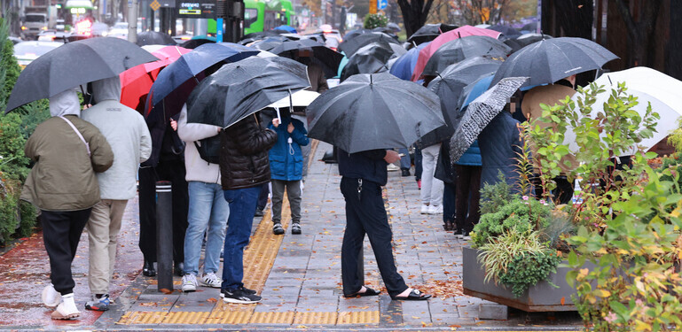 People wait to be tested for COVID-19 outside the Songpa District Community Health Center on Monday morning. (Yonhap News)