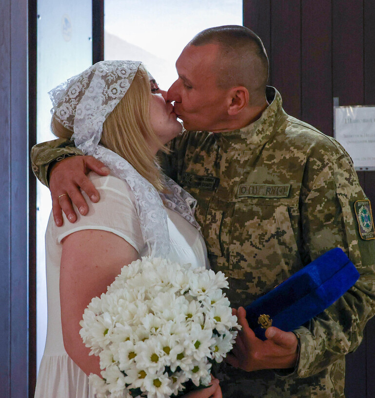 Olha and Yuri kiss during their wedding on June 14 in Bucha, Ukraine. (Kim Hye-yun/The Hankyoreh)