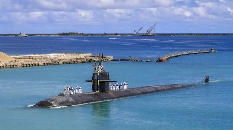 미국 핵잠수함 오클라호마시티호가 지난 8월 괌 해군기지로 입항하고 있다. AP 연합뉴스