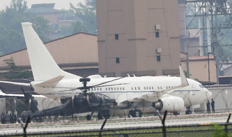 A plane assumed to be transporting Stephen Biegun, the US’ special representative for North Korea, arrives at the Osan Air Base in Pyeongtaek, Gyeonggi Province, on July 7. (Yonhap News)