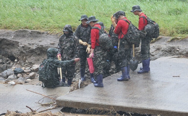 Korean Marines carry out a search and rescue operation after torrential flooding hit Yecheon County in North Gyeongsang Province on July 18, 2023. (Baek So-ah/The Hankyoreh)