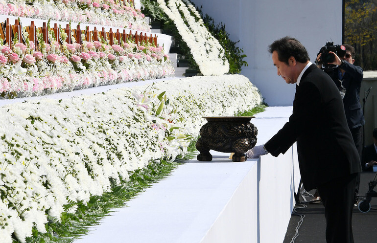 Prime Minister Lee Nak-yon pays tribute to the victims of the Sewol ferry sinking during an official government memorial at Hwarang Public Garden in Ansan