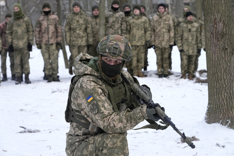 우크라이나군 교관이 22일 러시아와의 긴장이 고조된 상황에서 자발적으로 입대한 이들 앞에서 시범 동작을 보여주고 있다. 키예프/AP 연합뉴스