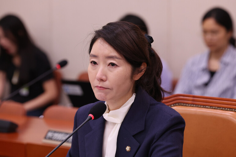 강선우 여성가족부 장관 후보자가 2025년 7월14일 오전 서울 여의도 국회에서 열린 인사청문회에 참석해 의원 질의를 듣고 있다. 한겨레 김영원 기자 forever@hani.co.kr