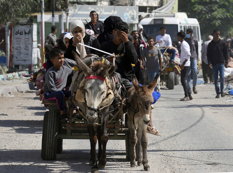 Palestinian residents of northern Gaza flee to the south. (AP/Yonhap)