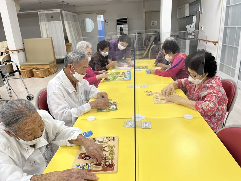 지난 9월5일 어르신들이 주야간보호센터에서 실시하는 퍼즐맞추기 프로그램에 참여하고 있다. 대구 효경복지공동체 제공