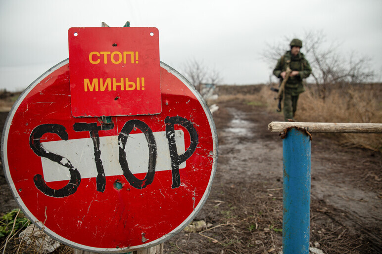 A warning sign reading “stop” stands in the Donbas region of Ukraine, along its border with Russia. (TASS/Yonhap News)