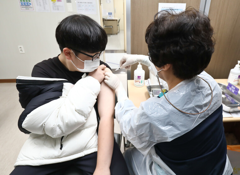 16~17살 청소년에 대한 코로나19 예방접종이 시작된 지난 18일 오전 서울시 양천구 홍익병원에서 한 청소년이 접종을 받고 있다. 사진공동취재단