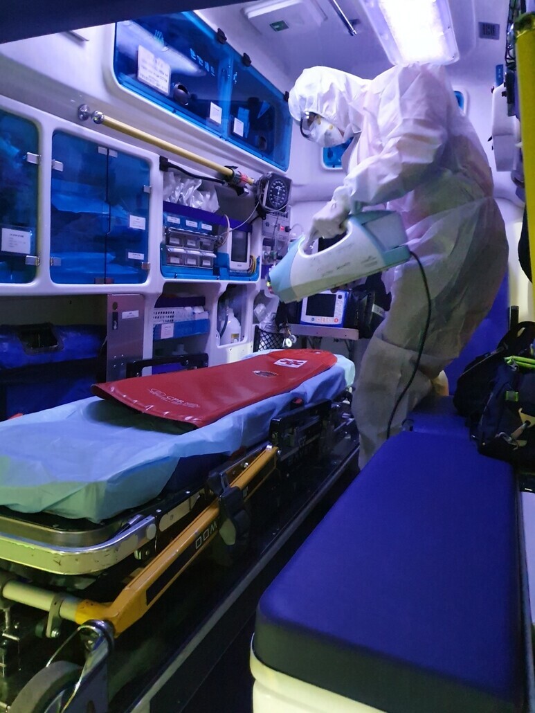 An emergency response worker disinfects an ambulance. (provided by the Seoul Metropolitan Fire and Disaster Headquarters)
