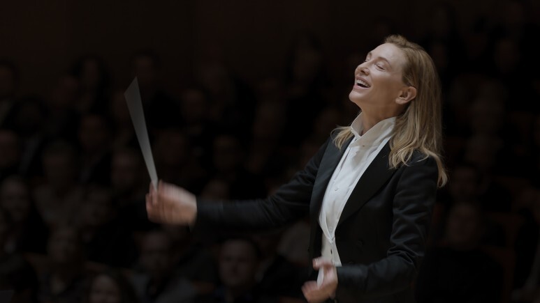베를린 필하모닉 오케스트라 최초의 여성 지휘자라는 가상 인물 리디아 타르의 이야기를 다룬 영화 &lt;타르&gt;의 스틸컷.