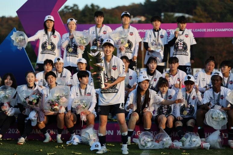 2024년 11월 9일 강원도 화천군 화천생활체육공원에서 수원FC위민과 화천KSPO의 디벨론 2024 WK리그 챔피언결정전 2차전이 펼쳐졌다. 이날 화천KSPO에 1-2로 패한 수원FC위민은 1·2차전 합계가 3-2이 돼 구단 역사상 두 번째 WK리그 우승을 확정지었다. 수원FC제공