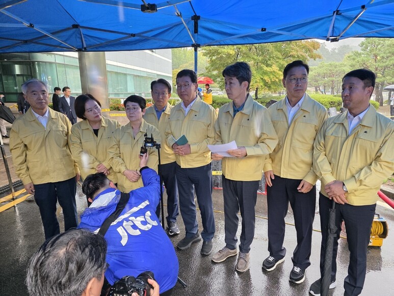 국회 행정안전위원회 소속 더불어민주당 의원들이 28일 오전 화재현장에서 언론브리핑을 하고 있다. 최예린 기자